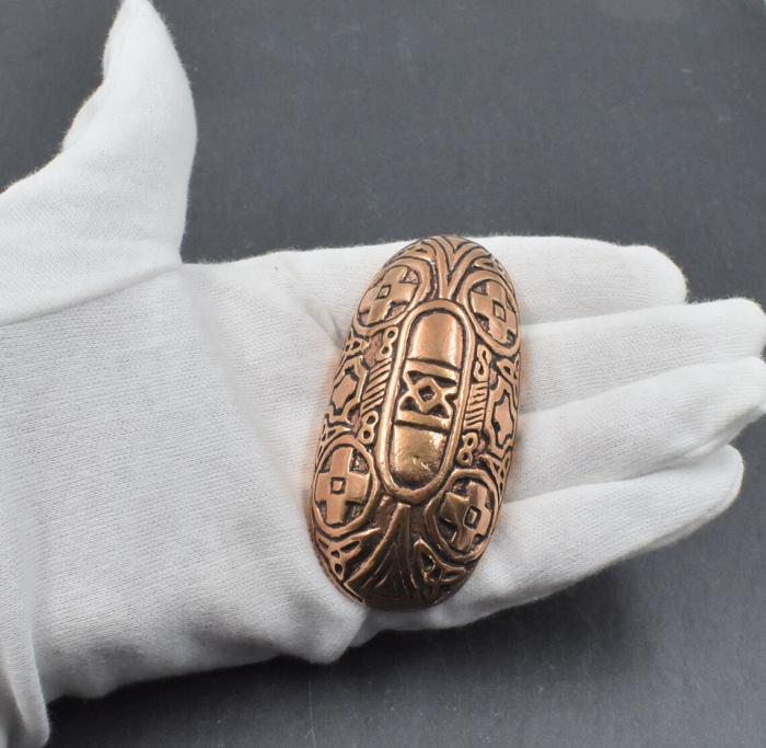 Wikinger Schalenfibel Set aus Bronze auf der Hand